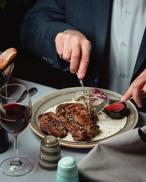 Photo gratuite steak délicieux avec sauce épicée