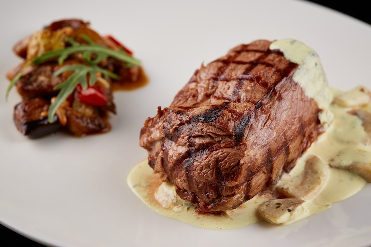 Photo gratuit steak de faux-filet au fromage fondu