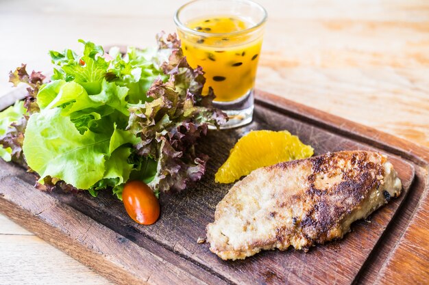 Steak de foie gras avec sauce aux légumes et sucrée