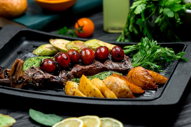 Photo gratuite steak frais avec pommes de terre frites et légumes