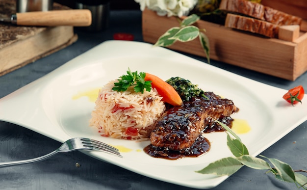 Steak frit avec du riz bouilli