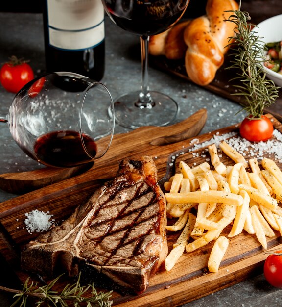 Steak frit avec frites sur planche de bois