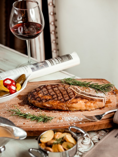 Steak frit avec sauce et vin rouge