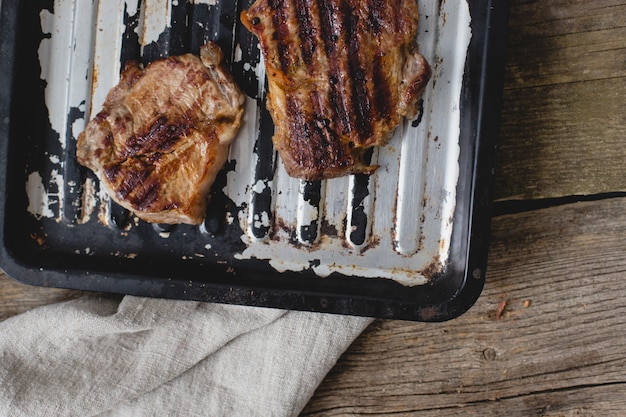 Photo gratuite steak grillé sur pan