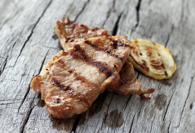 Steak grillé sur table en bois