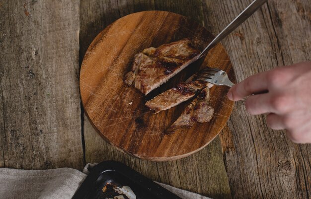 Steak grillé sur table