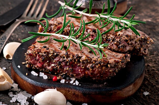 Steak juteux boeuf mi-saignant aux épices