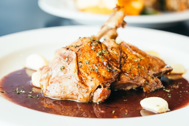 Steak de magret de canard en assiette blanche