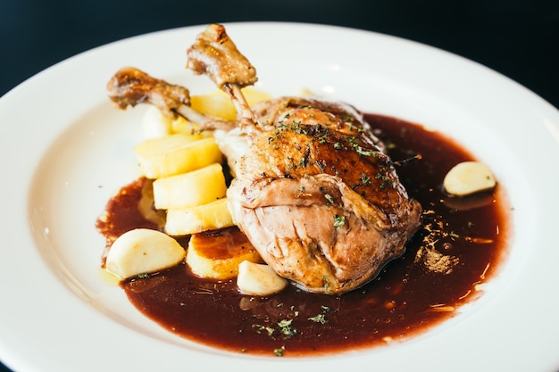 Steak de poitrine de canard dans une assiette blanche