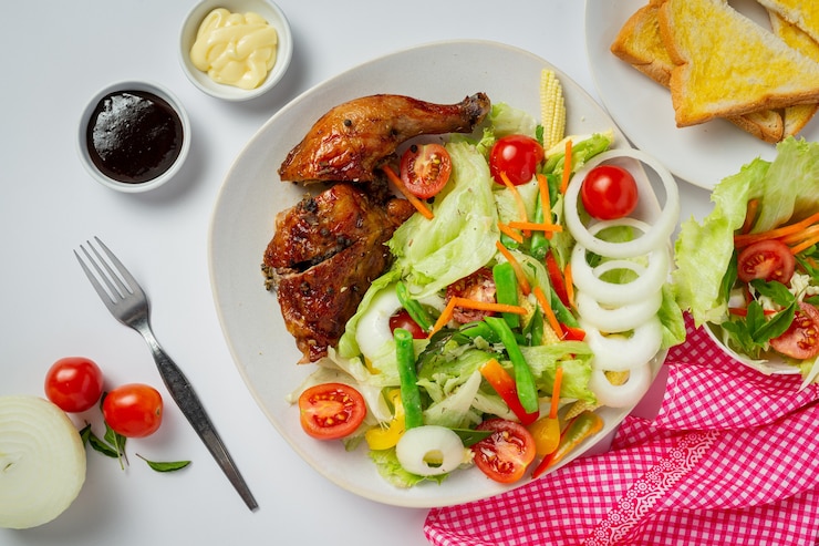 Photo gratuit steak de poulet grillé et légumes sur fond de marbre