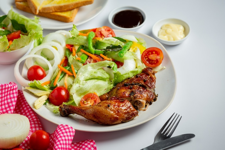 Photo gratuit steak de poulet grillé et légumes sur fond de marbre