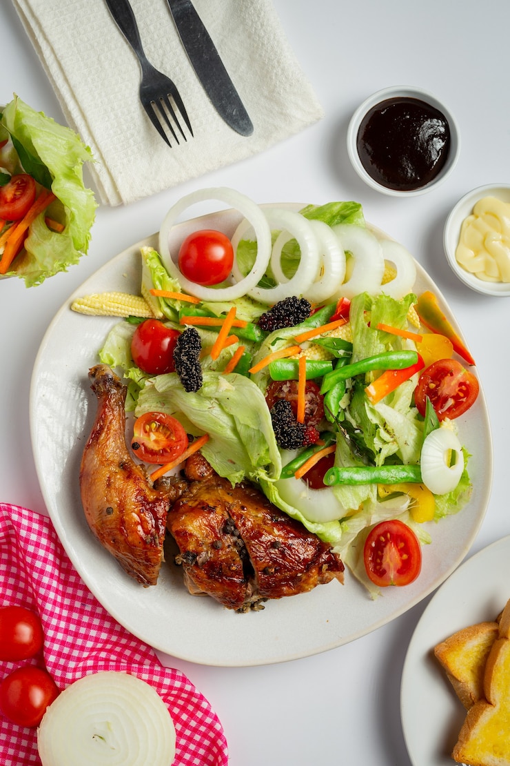 Photo gratuit steak de poulet grillé et légumes sur fond de marbre