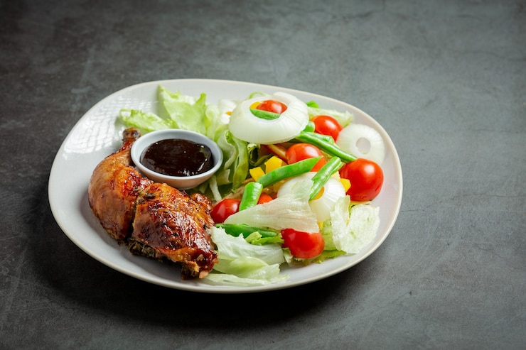 Photo gratuit steak de poulet grillé et légumes sur fond sombre