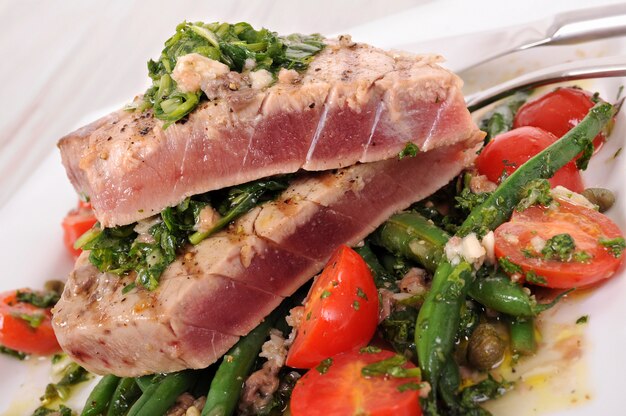 Steak de thon cuit avec haricots verts et tomates cerises