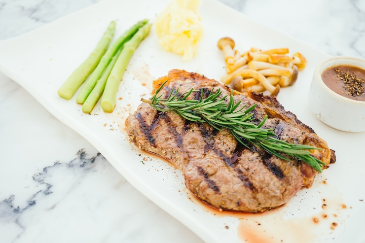 Photo gratuit steak de viande grillée au bœuf
