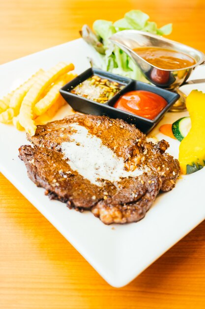 Steak de viande grillée au légume