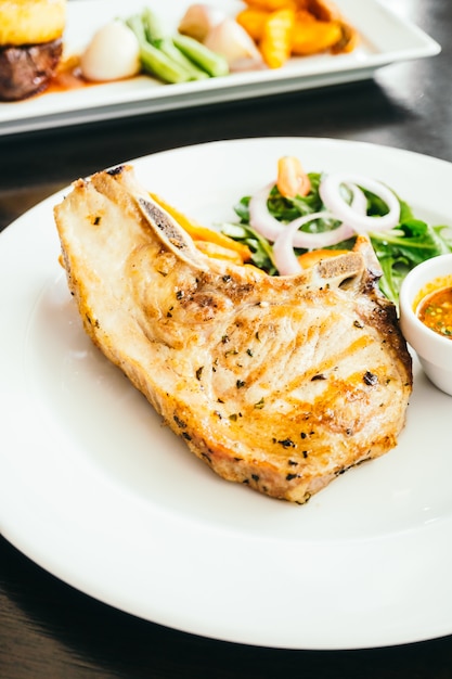 Steak de viande grillée au porc