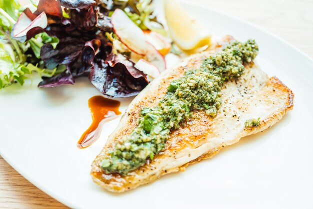 Steak de viande de poisson grillé avec légume