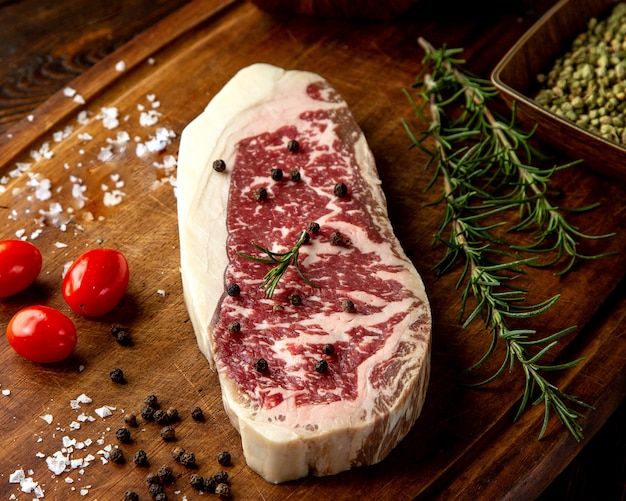 Steak viande romarin tomate poivre vue latérale
