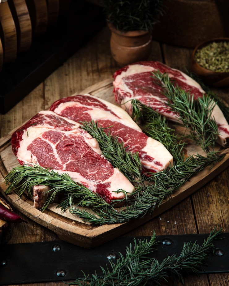 Photo gratuit steaks de faux-filet frais sur la table