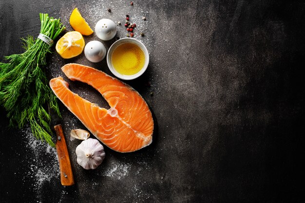 Steaks de poisson cru avec des ingrédients