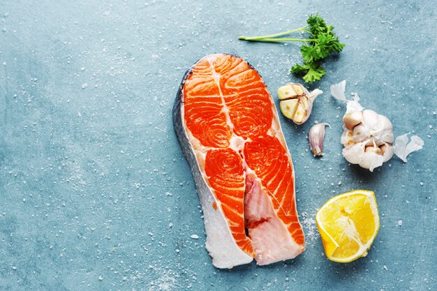 Steaks de poisson cru avec des ingrédients