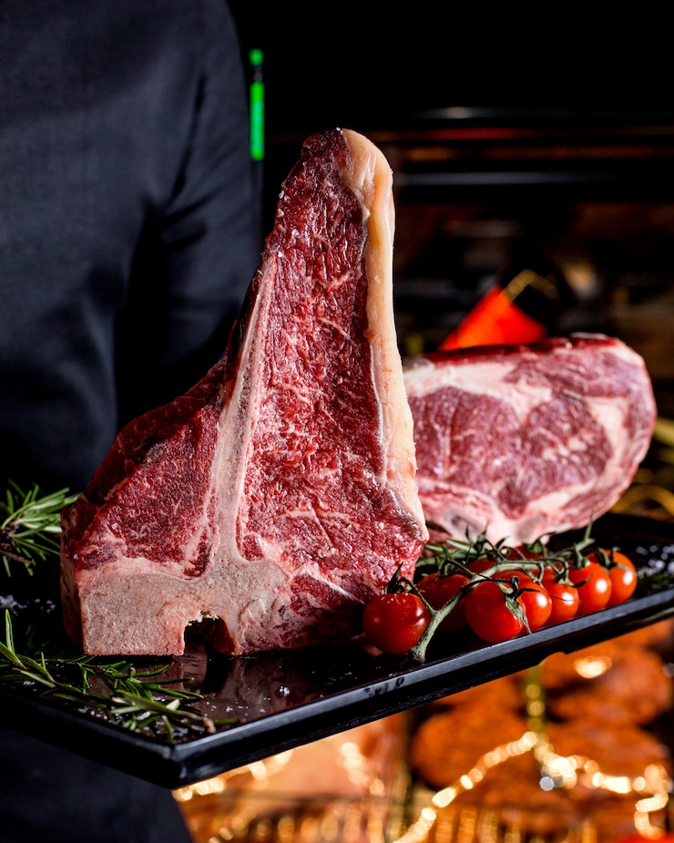 Photo gratuit steaks de viande avec du romarin et des tomates