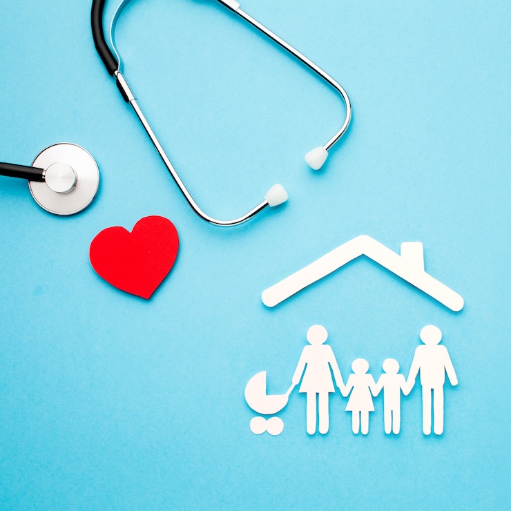 Photo gratuit stéthoscope et coeur avec famille de papier découpé