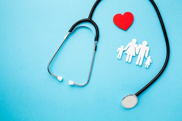 Stéthoscope médical avec famille de papier découpé