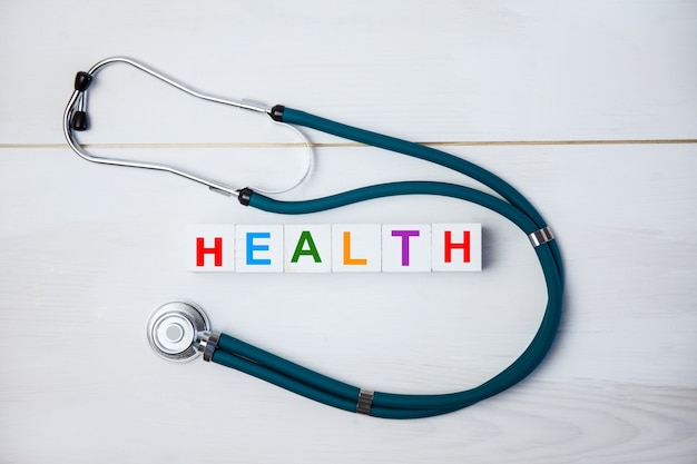 Stéthoscope et le mot «santé»