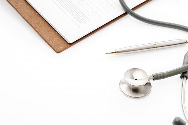 Photo gratuite stéthoscope avec le stylo sur l'information des patients