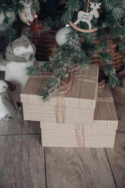 Stock photo de bel arbre de Noël décoré avec des boules bleues et argentées et blanches et des cadeaux de Noël emballés sous l'arbre. Deux personnages du Père Noël sous l'arbre.