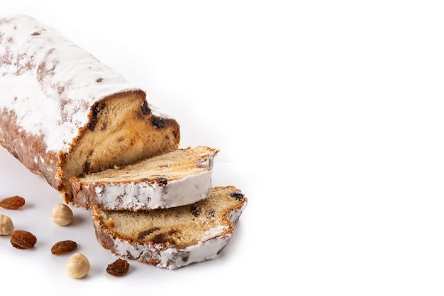 Stollen de Noël traditionnel allemand isolé sur fond blanc