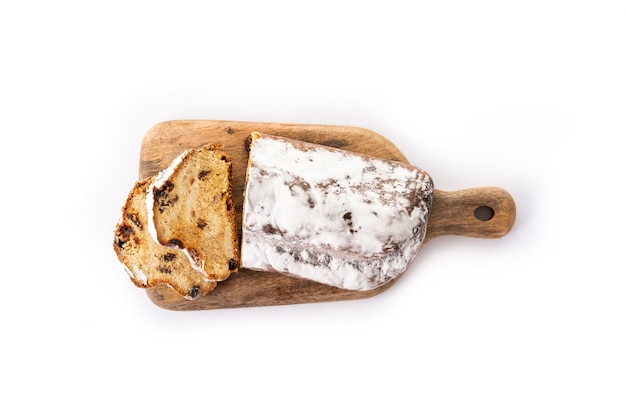 Stollen de Noël traditionnel allemand isolé sur fond blanc