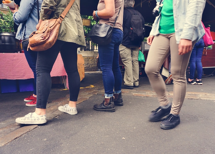 Photo gratuit street food queuing up