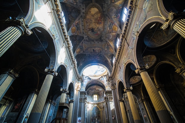 Street view avec galerie dans la ville de Bologne en Italie