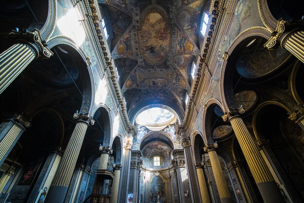 Street view avec galerie dans la ville de Bologne en Italie