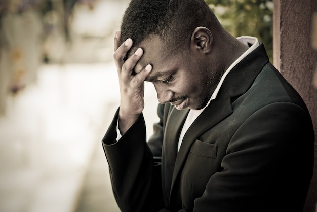 Stress l'homme d'affaires africain a échoué ou bouleversé dans son travail. concept de problème commercial.