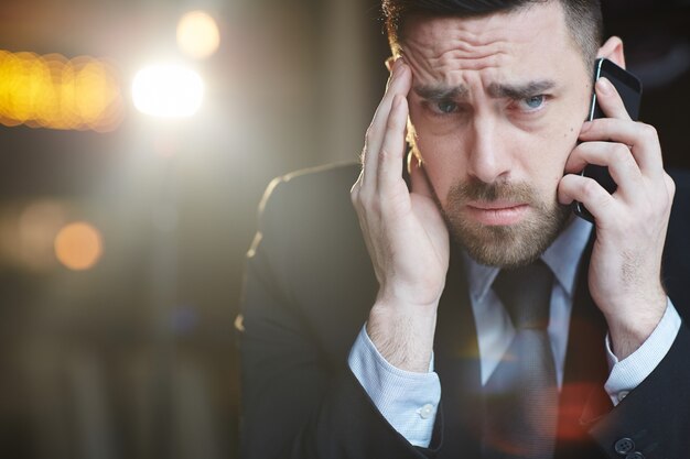 Stress Homme d'affaires faisant un appel téléphonique