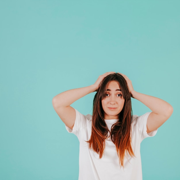 Stressé femme regardant la caméra