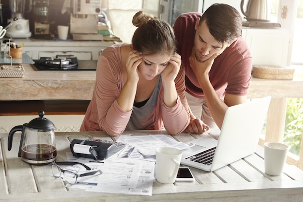 Photo gratuite stressé jeune couple de race blanche face à des problèmes financiers