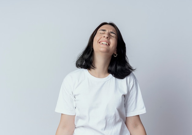 Stressé jeune jolie fille caucasienne debout avec les yeux fermés isolé sur fond blanc avec espace copie