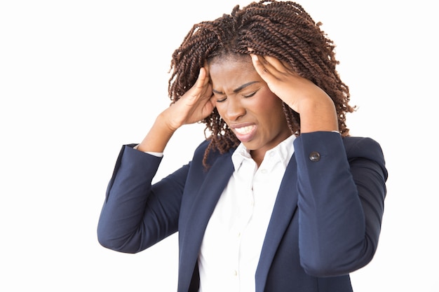 Stressé malheureuse employée souffrant de maux de tête