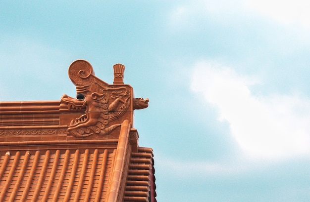 La structure d&#39;architecture d&#39;un temple chinois avec le ciel bleu.