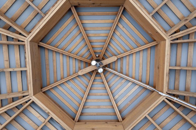 Structure de plafond en bois d'un pavillon ou d'un belvédère