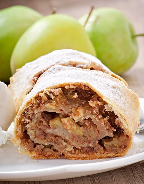 Strudel aux pommes avec glace