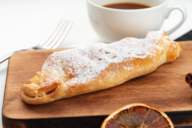 Photo gratuite strudel aux pommes traditionnel sur planche de bois close up