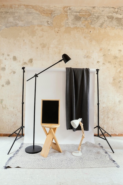 Photo gratuite studio avec accessoires pour la photographie