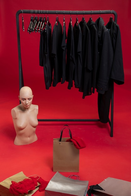 Photo gratuite studio avec boutiques et mannequin