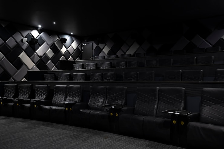 Photo gratuit le studio de cinéma dark vip est une nature morte.